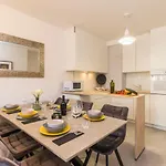 New Large App Near Sea, Cozy 3 Bedrooms And 2 Bathrooms דירה פולה