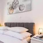 New Large App Near Sea, Cozy 3 Bedrooms And 2 Bathrooms פולה