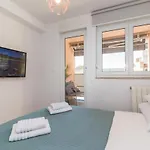 New Large App Near Sea, Cozy 3 Bedrooms And 2 Bathrooms פולה