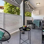 New Large App Near Sea, Cozy 3 Bedrooms And 2 Bathrooms פולה