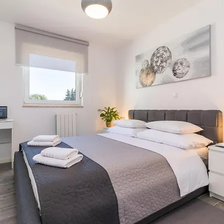 New Near Sea With 3 Bedrooms And 2 Bathrooms *