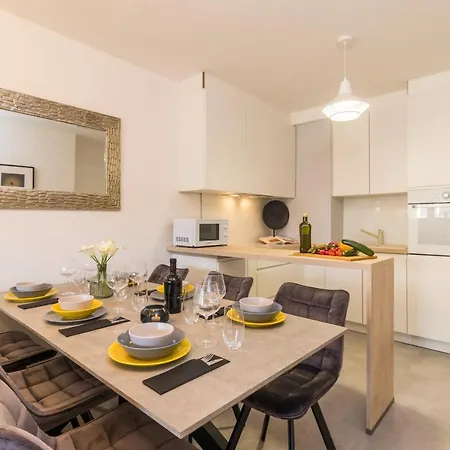New Large App Near Sea, Cozy 3 Bedrooms And 2 Bathrooms Daire Pula