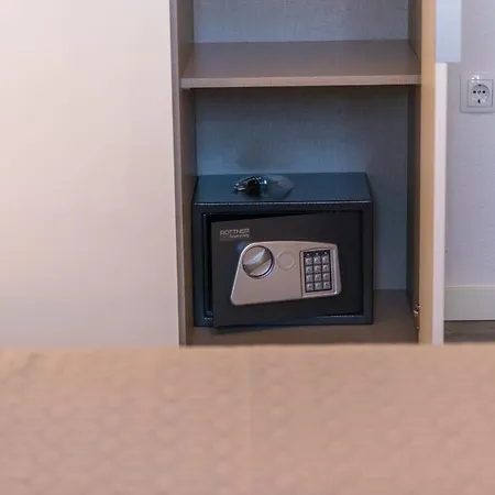 New Large App Near Sea, Cozy 3 Bedrooms And 2 Bathrooms דירה