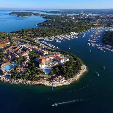 New Large App Near Sea, Cozy 3 Bedrooms And 2 Bathrooms Apartment Pula