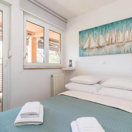 New Large App Near Sea, Cozy 3 Bedrooms And 2 Bathrooms Apartment Pula